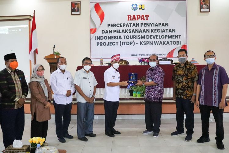 Rapat percepatan penyiapan dan pelaksanaan kegiatan Indonesia Tourism Development Project - KSPN Wakatobi di Kantor Bupati Wakatobi pada akhir November 2021
