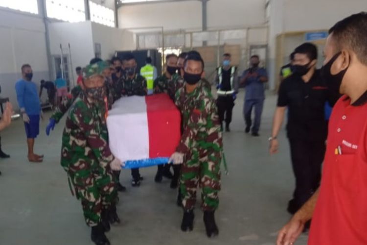 Beberapa anggota TNI mengangkat peti jenazah Serda Rusdi yang akan diterbangkan ke kampungnya di Pangkep, Sulsel ( Foto Dokumen Penrem 143/Haluoleo )