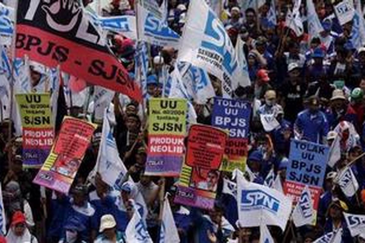 Ribuan buruh se-Jabodetabek berunjuk rasa di Bundaran Hotel Indonesia, Jakarta, Rabu (21/11/2012). Mereka menuntut pemerintah mencabut Undang-undang Nomor 24 tahun 2011 tentang Badan Penyelenggara Jaminan Sosial (BPJS) dan Undang-undang Sistem Jaminan Sosial Nasional (SJSN). Mereka menolak BPJS karena mewajibkan buruh menyetor biaya sebesar Rp 22.500 per kepala.