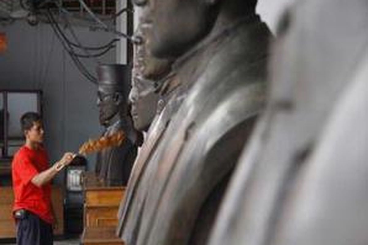 Petugas membersihkan patung para pahlawan di Museum Sumpah Pemuda, Jalan Kramat Raya 106, Jakarta Pusat, Jumat (24/10).
