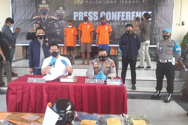 Kasat Reskrim Polres Klaten AKP Andriansyah Rithas Hasibuan memberikan keterengan pers kasus penganiayaan berujung kematian di Mapolres Klaten, Jawa Tengah, Jumat (9/4/2021).