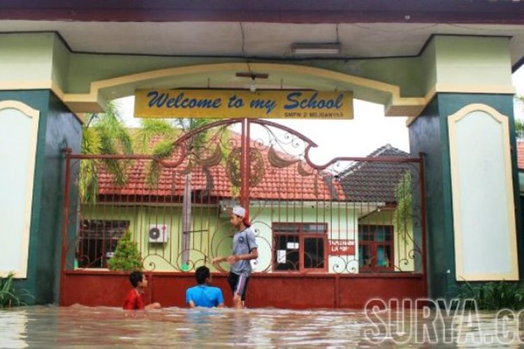 Banjir melumpuhkan kegiatan aktivitas belajar mengajar di SMP Negeri 2 Mojoanyar, Senin (27/3/2017). 