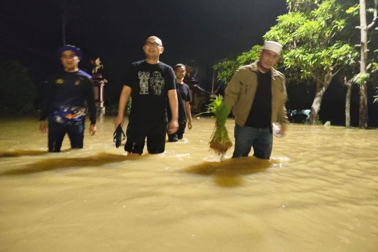 Kapolres Sumenep, Jawa Timur, meninjau langsung akses jalan raya yang terendam banjir.