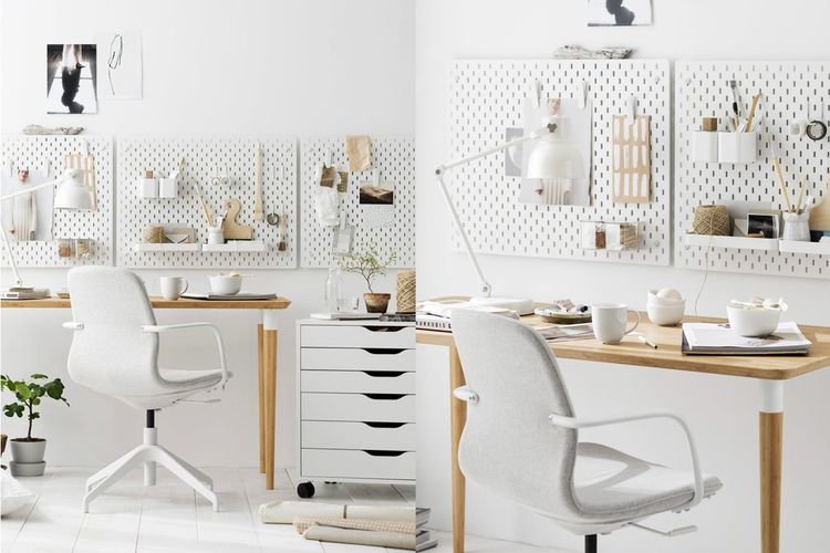 Memadukan warna putih dan elemen kayu dalam home office