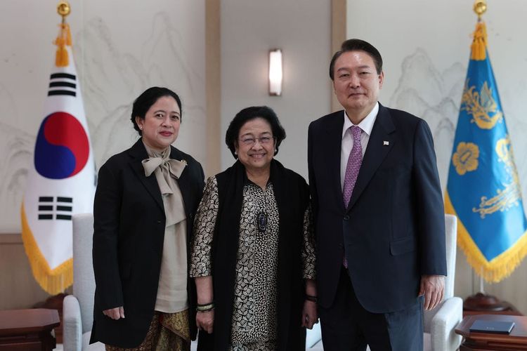 Ketua DPR RI Puan Maharani (kiri), Ketua Umum PDIP Megawati Soekarnoputri (tengah), dan Presiden Korea Selatan Yoon Suk-yeol (kiri) bertemu di Istana Kepresidenan Korea Selatan di Seoul, Kamis (10/11/2022).