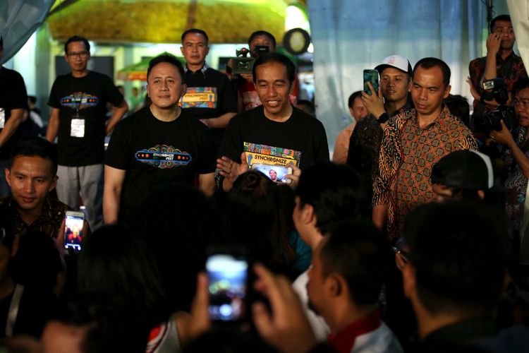 Presiden Joko Widodo datang ke Syncronize Fest 2017 di Gambir Expo Kemayoran, Jakarta, Sabtu (7/10/2017). Festival musik yang berlangsung selama tiga hari hingga Minggu, 8 Oktober tersebut, menampilkan beberapa musisi seperti ada Bangkutaman, Jason Ranti, Adhitya Sofyan, Float, Pee Wee Gaskin, Indische Party, dan Hello Dangdut.
