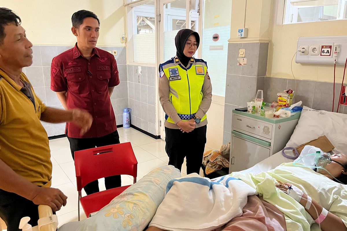 Kanit Gakkum Satlantas Polresta Banyumas Iptu Metri Zul Utami menemuo korban kecelakaan di RSUD Margono Soekarjo, Purwokerto, Kabupaten Banyumas, Jawa Tengah, Senin (9/3/2026).