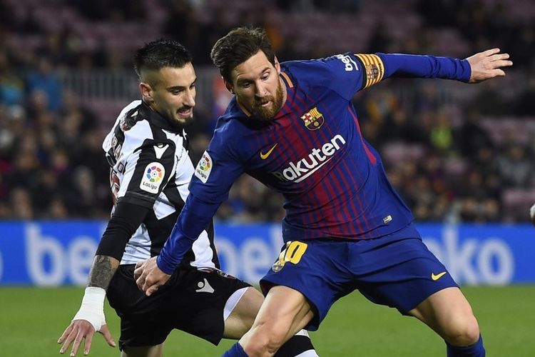 Bek Levante, Erick Cabaco  bersaing dengan pemain depan Barcelona, Lionel Messi selama pertandingan sepak bola liga Spanyol FC Barcelona vs Levante UD di stadion Camp Nou di Barcelona pada 7 Januari 2018.