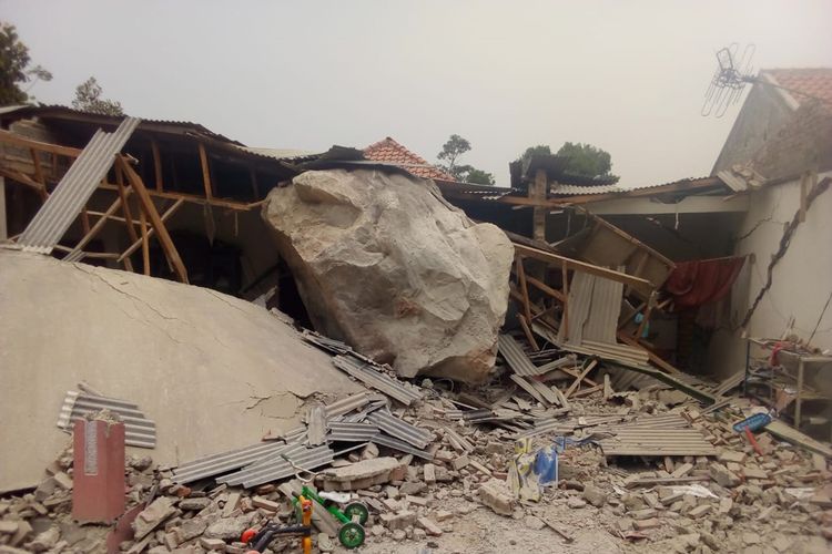 tampak batu berukuran besar merusak rumah warga di Kampung Cihandeuleum, Desa Sukamulya, Kecamatan Tegalwaru, Kabupaten Purwakarta.