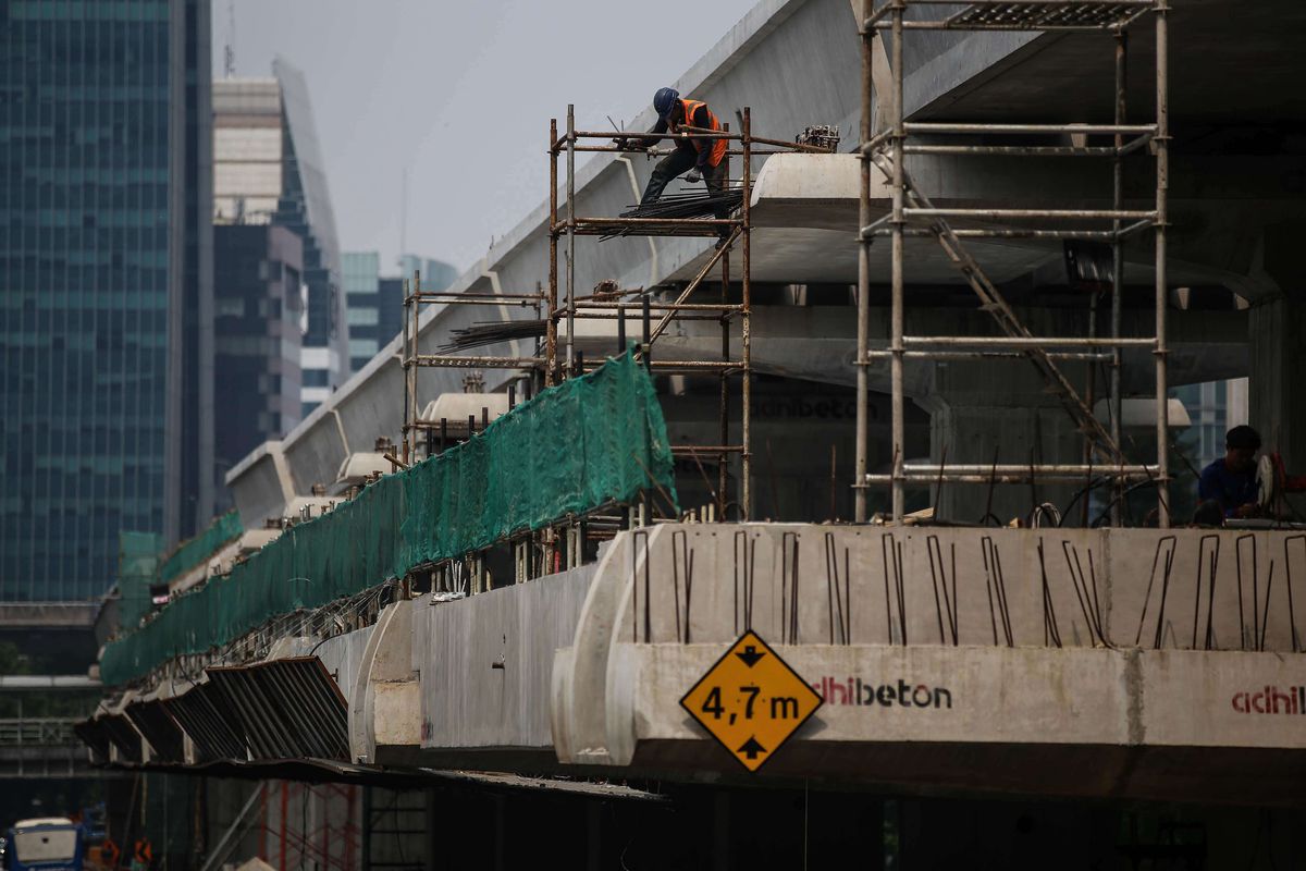 Aktivitas pekerja LRT di lintas 2 Cawang-Kuningan Dukuh Atas di Jalan Rasuna Said - Setiabudhi, Jakarta, Senin (17/6/2019). PT Adhi Karya (Persero) Tbk memastikan, pengerjaan LRT Jabodebek akan rampung dan beroperasi pada pertengahan 2022 mendatang. Saat ini, progress pembangunan secara keseluruhan sudah mencapai 83,5 persen.