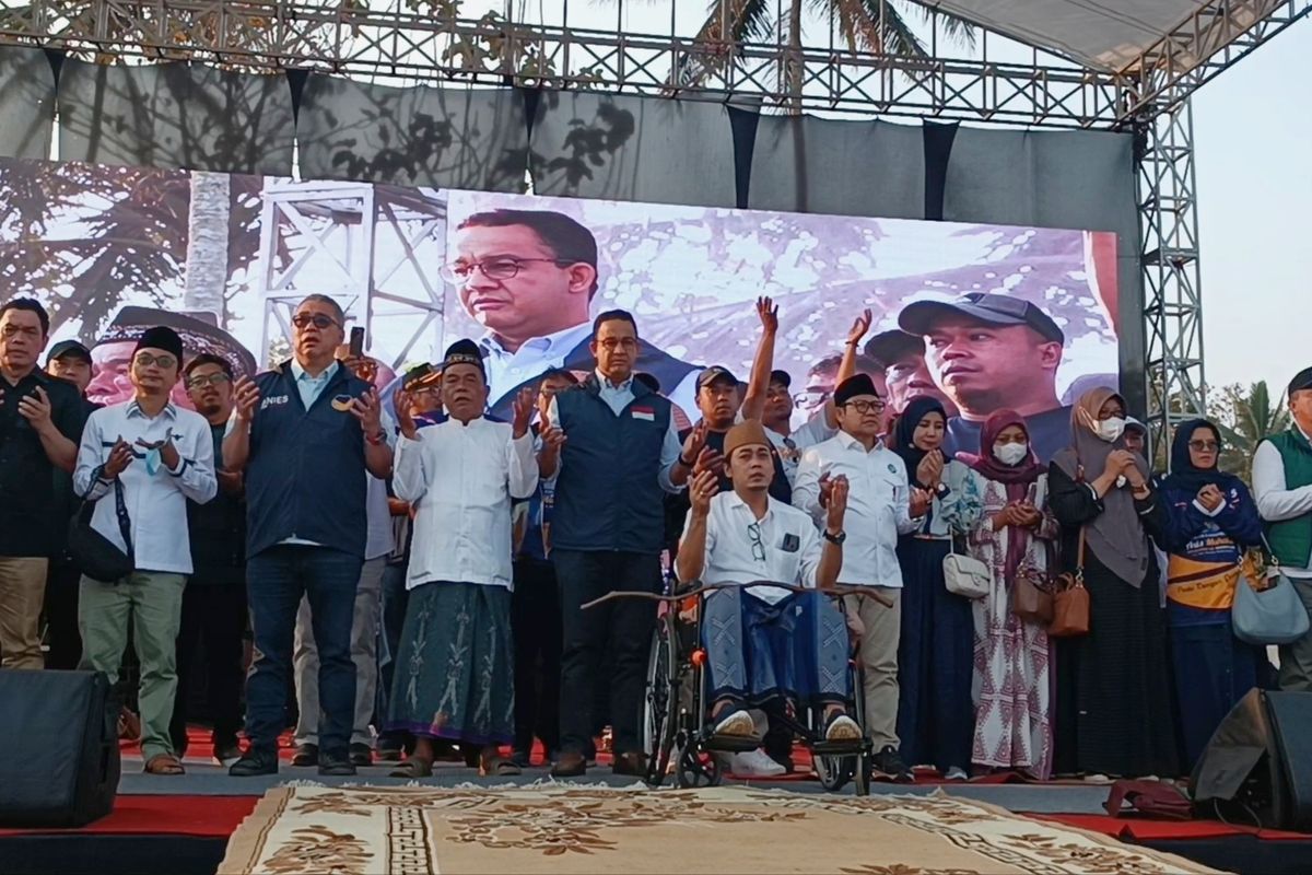 pasangan Bakal Calon Presiden dan Wakil Presiden dari Koalisi Perubahan Untuk Persatuan, Anies Baswedan bersama Muhaimin bersama para tokoh di Kecamatan Sumbermanjing Wetan, Kabupaten Malang, Minggu (8/10/2023) 