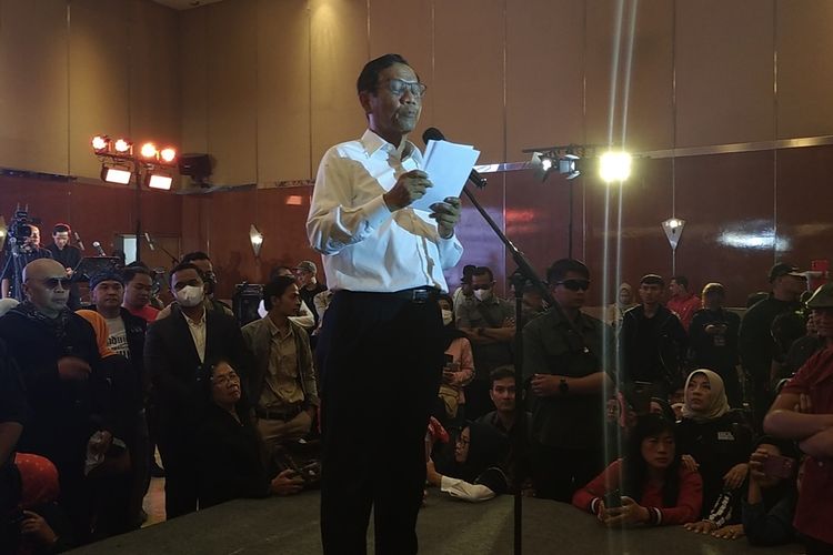 Calon wakil presiden nomor urut 3, Mahfud MD saat memberikan orasi kebangsaan Hari Anti Korupsi Sedunia di Hotel Grand Preanger, Kota Bandung, Jawa Barat, Sabtu (9/12/2023).