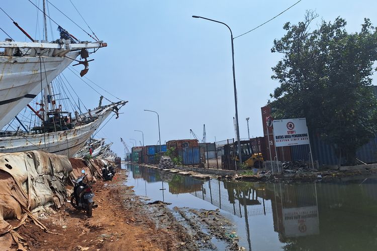 Banjir rob di Pelabuhan Sunda Kelapa, Jakarta Utara (Jakut), Rabu (17/4/2024).