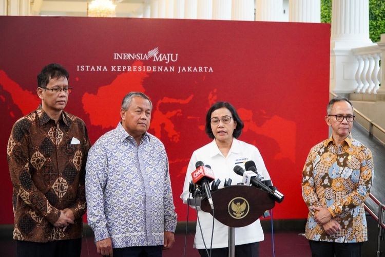 Menkeu Sri Mulyani Indrawati bersama Komite Stabilitas Sistem Keuangan (KSSK) usai bertemu Presiden Joko Widodo di Istana Kepresidenan, Jakarta, Senin (23/10/2023).
