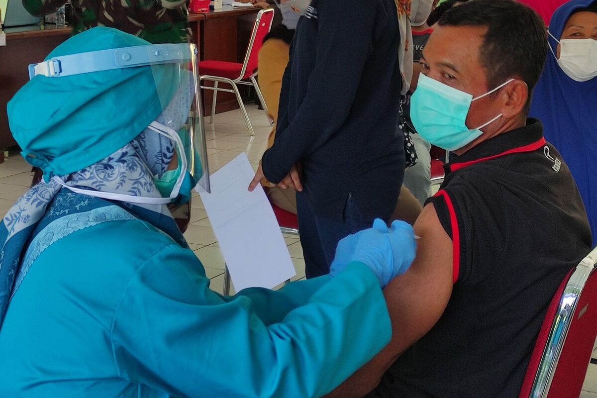 Salah satu petugas kesehatan sedang memberikan dosis vaksin kepada seorang peserta vaksinasi Covid-19 di Markas Batalyon 14 Grup 1 Kopassus, Kemang, Bogor, Jawa Barat, Rabu (18/8/2021).