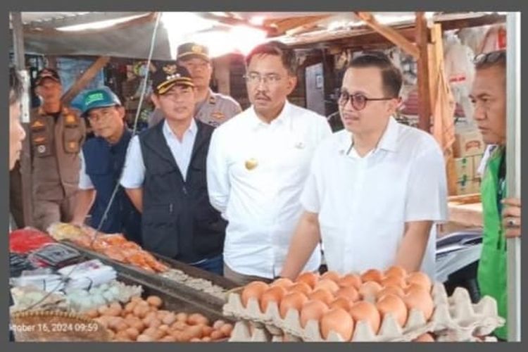 Pejabat Sementara (Pjs) Bupati Bandung Dikky Achmad Sidik bersama jajarannya melakukan peninjauan lokasi tempat pengolahan sampah (TPS) di sekitar Pasar Baleendah, Rabu (16/10/2024).