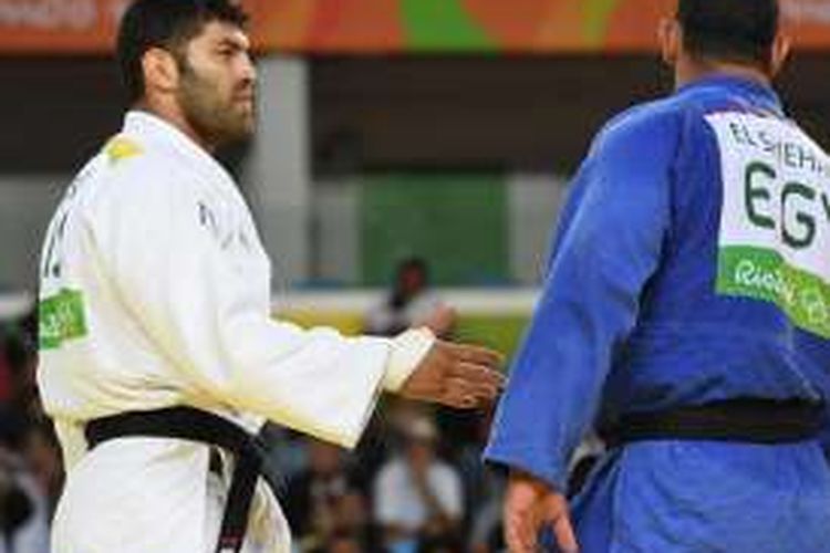 Pejudo Mesir Islam El Shehaby (biru) menolak ajakan berjabatan tangan dari atlet Israel Or Sasson usai sebuah laga judo dalam ajang Olimpiade Rio 2016.