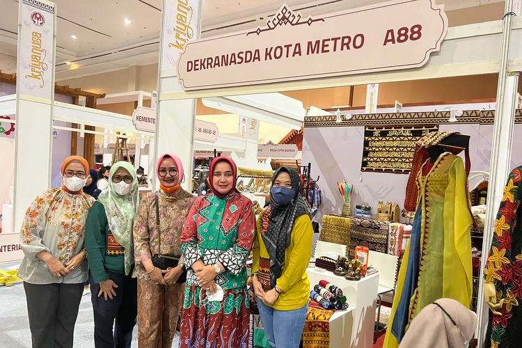Stan Kota Metro pada Pameran Kriya Nusa 2022 di Jakarta, Rabu (21/9/2022). Sejumlah istri pejabat negara memborong kerajinan kain tapis produksi UMKM lokal