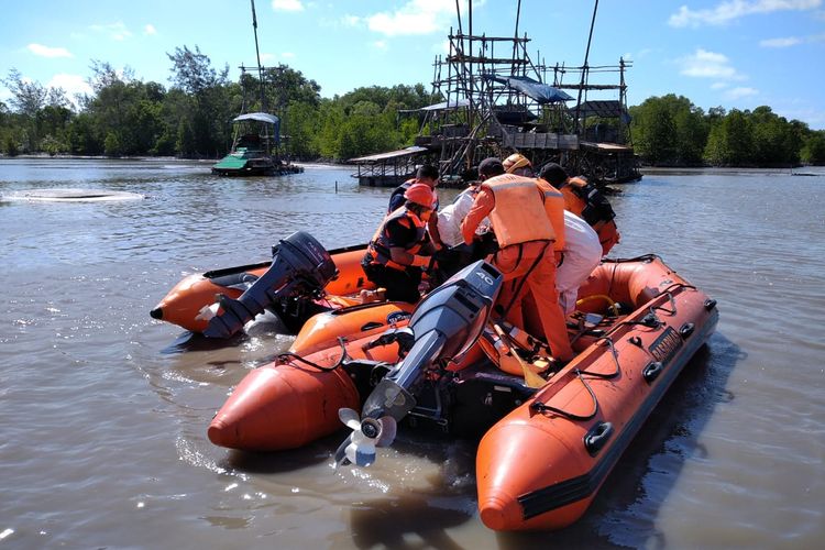 Tim SAR saat evakuasi jasad pemuda yang tewas tenggelam di kawasan tambang ponton timah apung di Manggar, Belitung Timur.