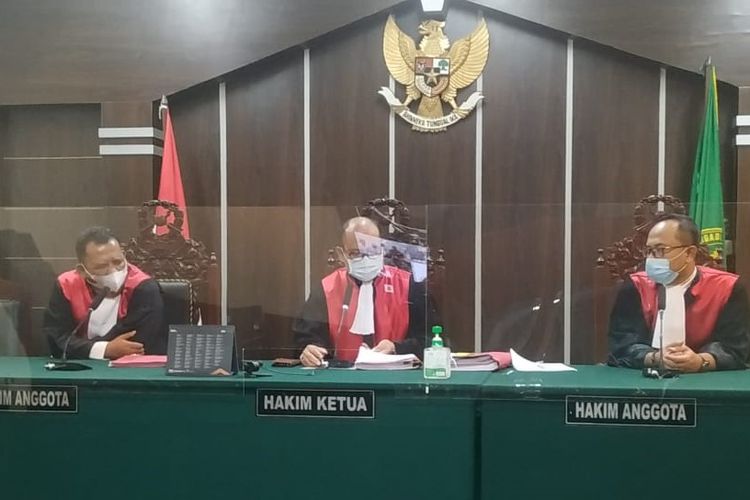 Majlis Hakim Pengadilan Negeri Jember dalam sidang vonis empat kades yang mengkonsumi narkotika pada Senin (8/11/2021)