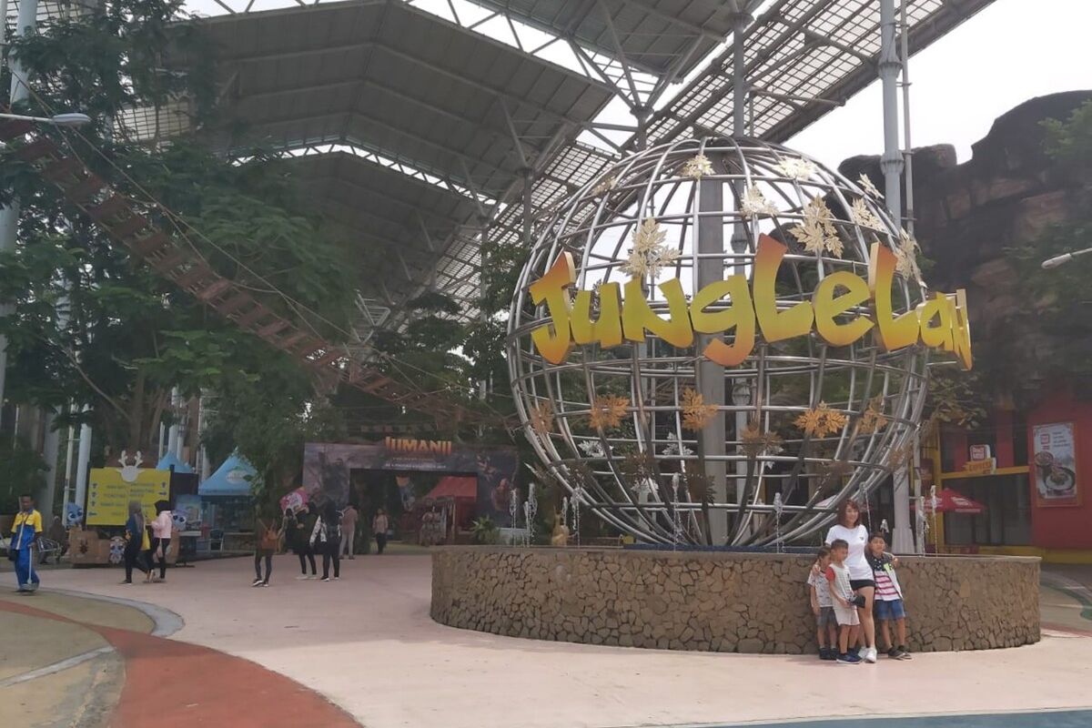 Pengunjung sedang berfoto di lokasi wisata dan permainan Jungleland, Sentul, Bogor, Jawa Barat, Selasa (31/12/2019).