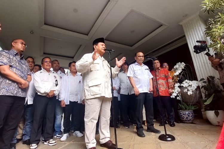 Ketua Umum Partai Gerindra Prabowo Subianto memberikan keterangan pers seusai bertemu panitia Musyawarah Rakyat (Musra) di kediamannya, Jalan Kertanegara, Jakarta, Kamis (10/11/2022).  