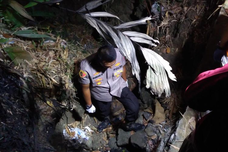 Lokasi pembakaran potongan tubuh di Desa Sampang, Kecamatan Sempor, Kabupaten Kebumen, Jawa Tengah, Kamis (11/7/2019) malam.