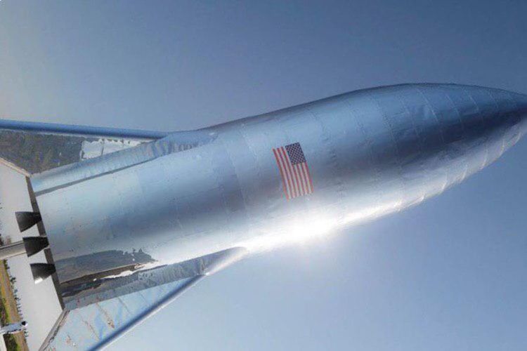 Roket SpaceX terbuat dari stainless steel sehingga lebih mengkilap
