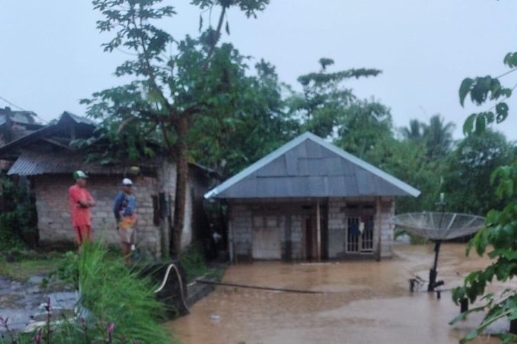 Banjir di Kabupaten Lebak, Provinsi Banten menyebabkan ratusan rumah terendam dan lima jembatan putus, Kamis (13/10/2022).