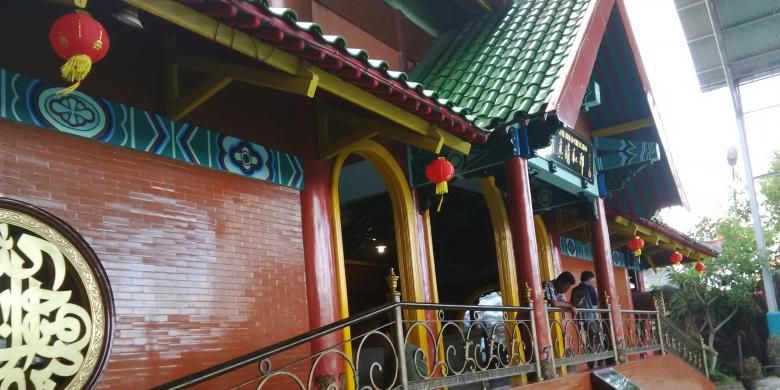 Lampu lampion dipasang di Masjid Cheng Ho Surabaya