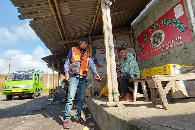 Tantan (32) salah satu saksi mata menunjukkan lokasi penemuan tujuh bangkai kucing yang dimutilasi seseorang dan ditinggalkan di depan Pangkalan Angkota Pasar Indihiang-Cipanas Galunggung Kota Tasikmalaya, Jawa Barat, Senin (3/10/2022).