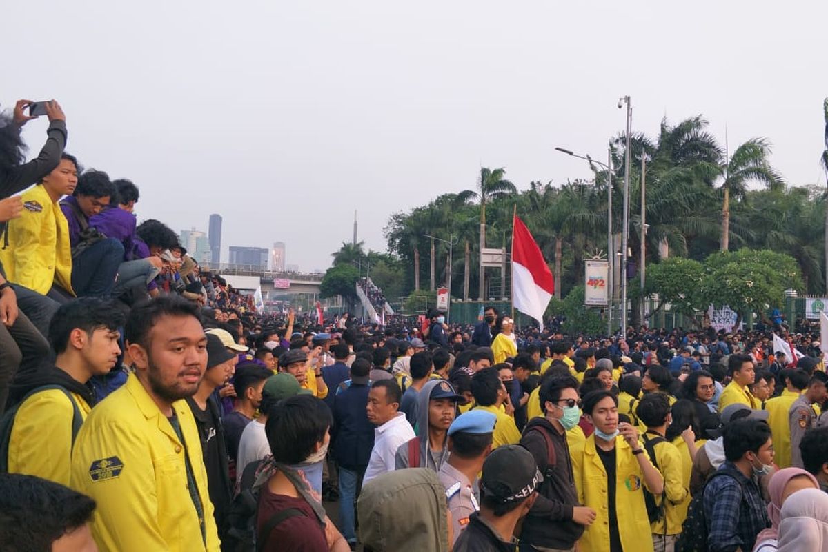 Suasana demo atau unjuk rasa di depan Gedung DPR RI, Jalan Gatot Subroto, Jakarta Pusat, Selasa (24/9/2019).