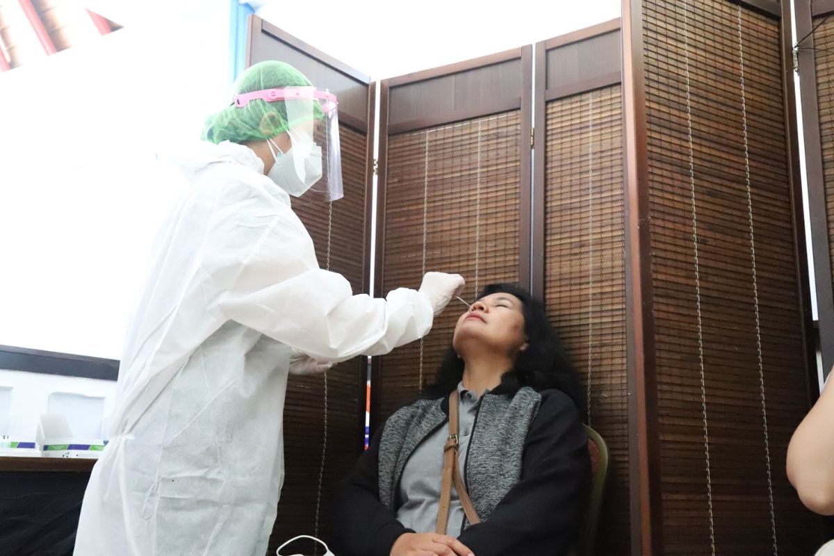Proses layanan rapid test antigen di Bandara I Gusti Ngurah Rai