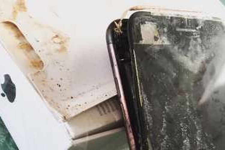 Foto iPhone 7 terbakar yang diunggah di situs Reddit, Rabu (28/9/2016).