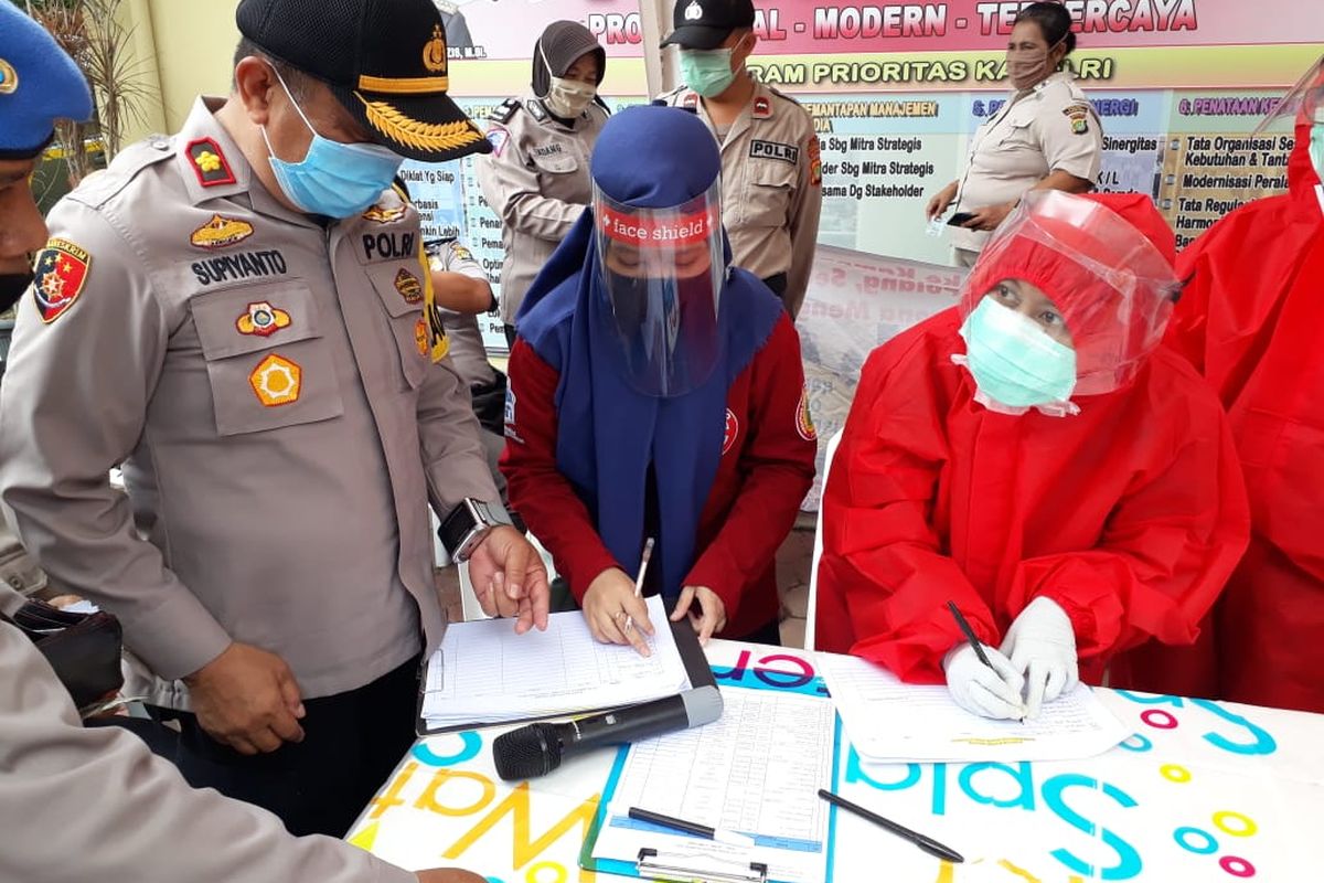 Polsek Pamulang, Tangerang Selatan menggelar rapid test terhadap 76 anggotanya guna mencegah penularan penyakit covid-19 akibat virus SARS-CoV-2. Rapid test tersebut dilakukan di Polsek Pamulang Tangerang Selatan pada Senin (11/5/2020).