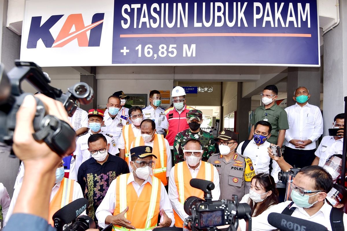 Gubernur Sumut Edy Rahmayadi bersaman Menhub Budi Karya Sumadi meninjau Stasiun Kereta Api Medan, kemudian menggunakan kereta api meninjau Stasiun Lubukpakam di Kabupaten Deliserdang, Minggu (8/11/2020)