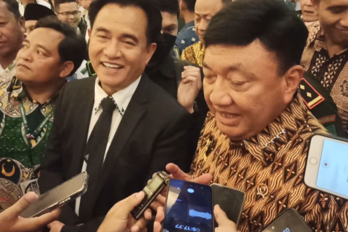 Menteri Koordinator Bidang Politik dan Keamanan (Menkopolkam), Budi Gunawan didampingi Menteri Koordinator bidang Hukum, HAM, Imigrasi dan Pemasyarakatan (Menko Kumham Imipas) Yusril Ihza Mahendra saat berbicara kepada wartawan usai membuka muktamar ke-IV Partai Bulan dan Bintang di Denpasar, Bali, pada Senin (13/1/2025) malam. KOMPAS.com/Yohanes Valdi Seriang Ginta