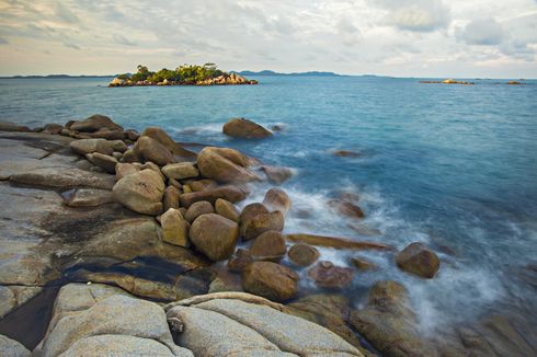 8 Pantai Cantik di Bangka Selatan, Air Lautnya Masih Jernih