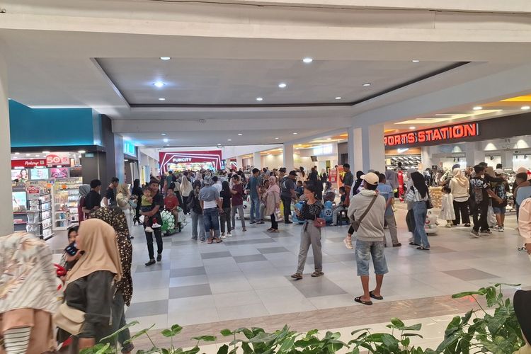 Pengunjung memadati mall di Bengkulu