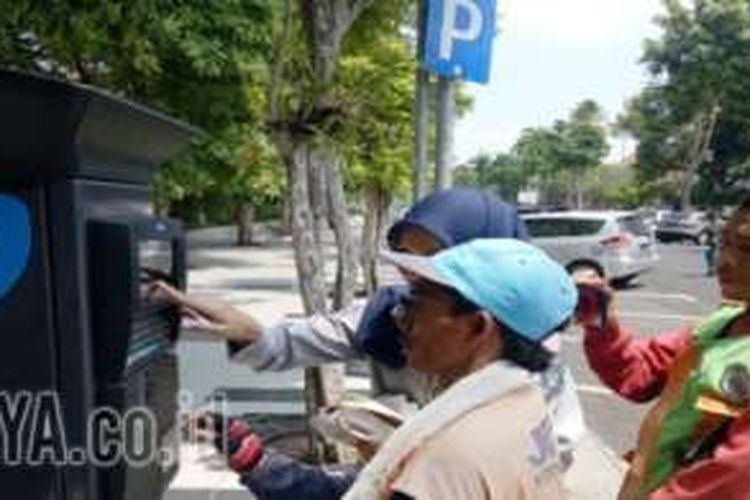 Sejumlah juru parkir mengikuti pelatihan penggunaan Parkir Meter di Jl Sedap Malam Surabaya, Senin (9/1/2017). 