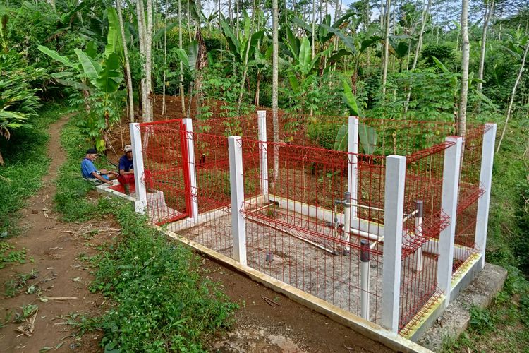 Kondisi lokasi sumber gas rawa yang dimanfaatkan oleh warga Desa Bantar, Kecamatan Wanayasa, Kabupaten Banjarnegara, Jawa Tengah (Jateng) sebagai sumber alternatif pengganti elpiji, Kamis (22/6/2023). 