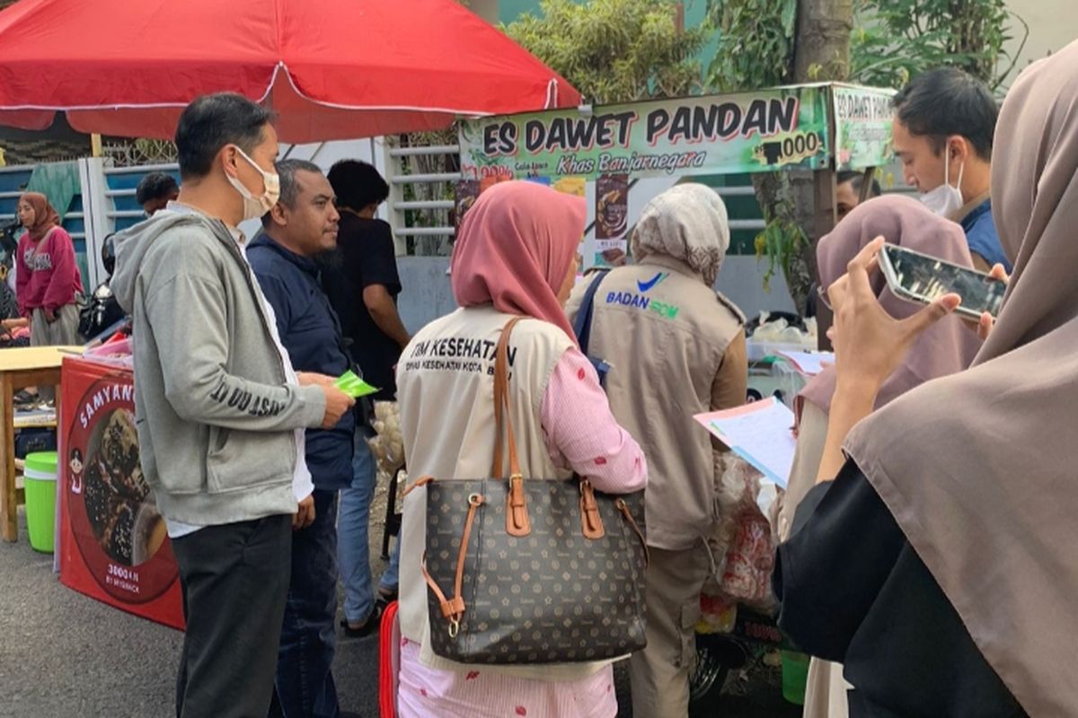 Tim Dinkes Kota Batu saat sidak ke tempat-tempat penjualan takjil. 
