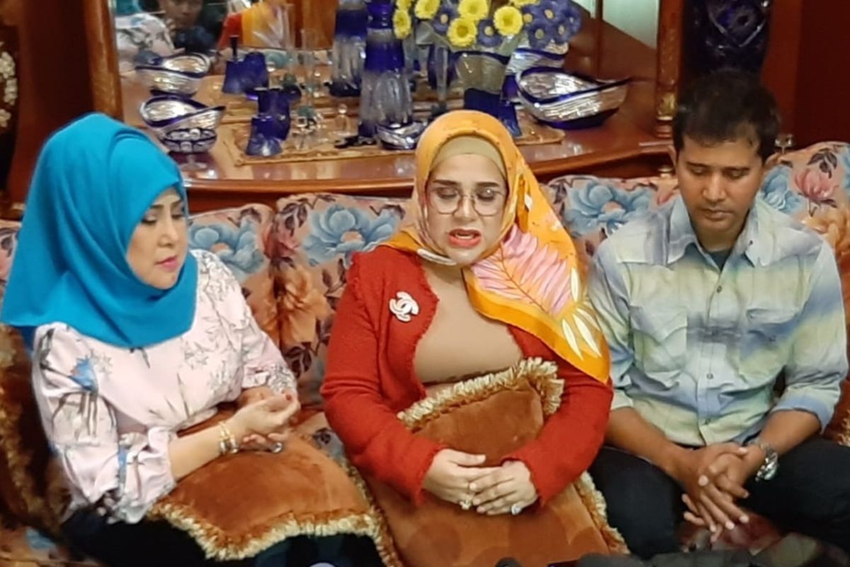 (Kiri) Elvi Sukaesih dengan putrinya Fitria Sukaesih (tengah) saat ditemui di rumahnya di kawasan Pasar Minggu, Jakarta Selatan, Selasa (8/10/2019).