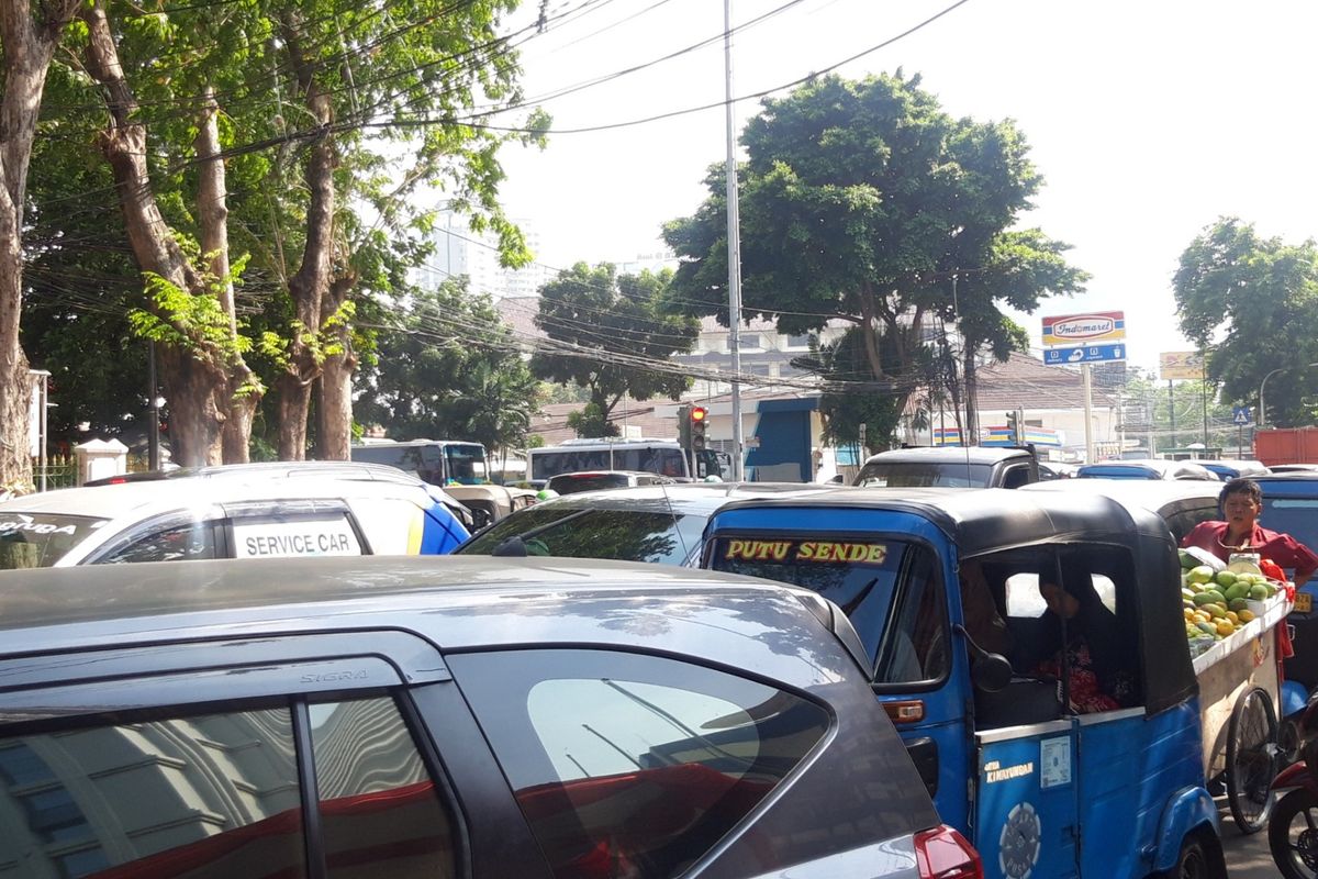 Kemacetan di Jalan Abdul Muis imbas dari ditutupnya Jalan Medan Merdeka Barat, Gambir, Jakarta Pusat, Jumat (24/5/2019)