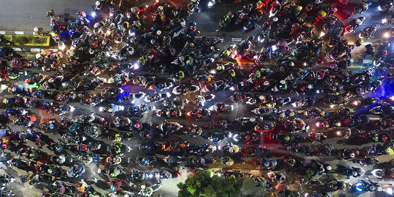 Pemudik sepeda motor terjebak kemacetan saat melintasi posko penyekatan mudik di Kedungwaringin, Kabupaten Bekasi, Jawa Barat, Selasa (11/5/2021) dini hari. Petugas gabungan memutar balikan ribuan pemudik yang melintasi pos penyekatan perbatasan Bekasi -Karawang, Jawa Barat. ANTARA FOTO/Wahyu Putro A/pras.