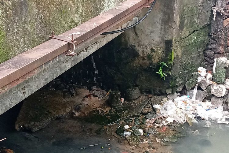 Pipa air bersih yang bocor di bawah jembatan dekat BTC Pangkalpinang, Bangka Belitung, Rabu (21/2/2024).