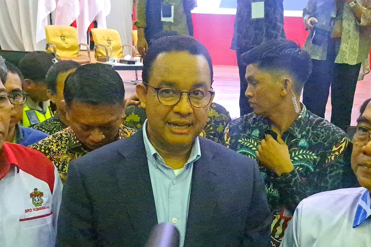 Bacapres Anies Baswedan saat sesi wawancara dengan sejumlah awak usai kegiatan Indonesian Leaders Talk Bedah Gagasan dan Visi Pemimpin Bangsa yang digelar di Auditorium Baruga AP Pettarani Unhas Makassar, Minggu (24/9/2023).
