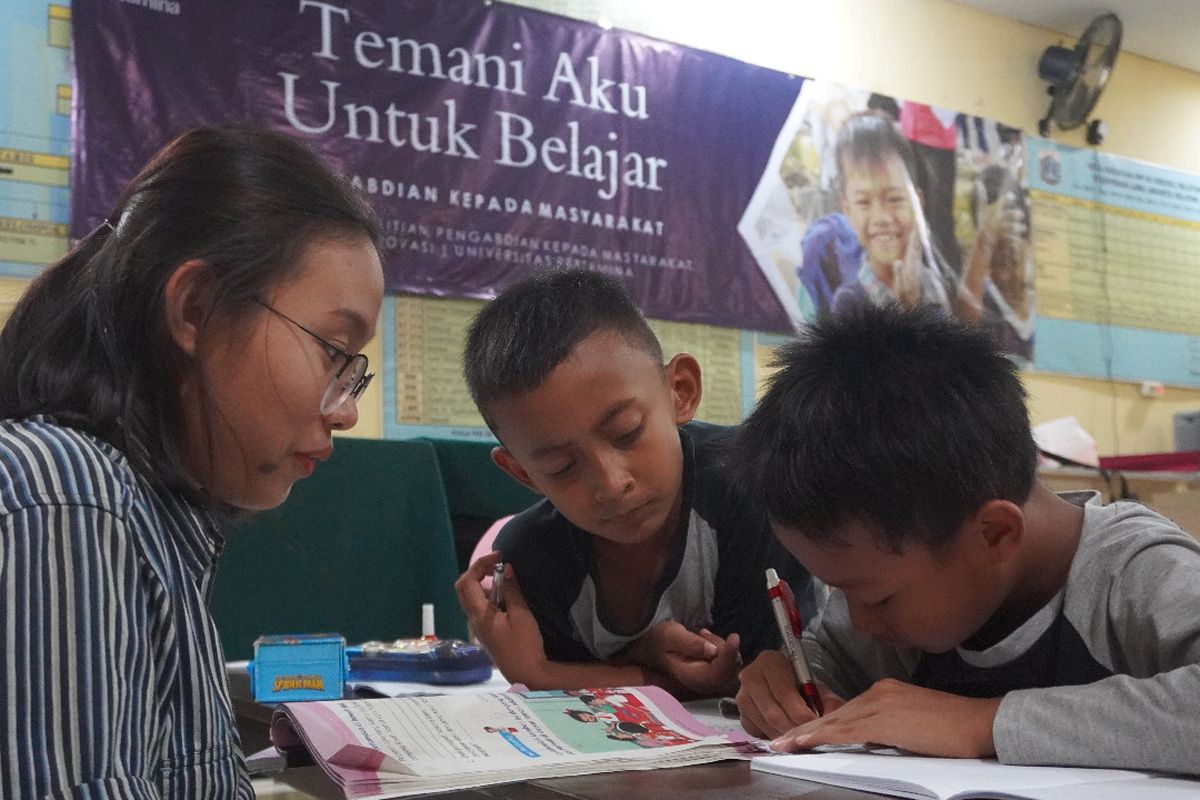 Kegiatan Pendampingan Belajar Temani Aku untuk Belajar yang Digagas oleh Universitas Pertamina di Kelurahan Grogol, Jakarta Selatan.