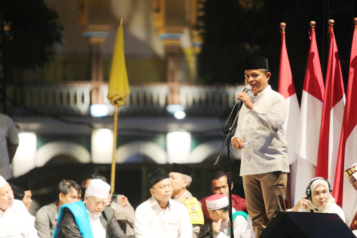 Penjabat (Pj) Gubernur Sumatera Utara (Sumut) Hassanudin menghadiri Deklarasi Pemilu Damai Lintas Agama, Etnis, Etnis Budaya dan Rotibul Haddad yang diselenggarakan oleh Kepolisian Daerah Sumut di Halaman Istana Maimun Jalan Brigjend. Katamso Kota Medan, Senin (27/11) malam.