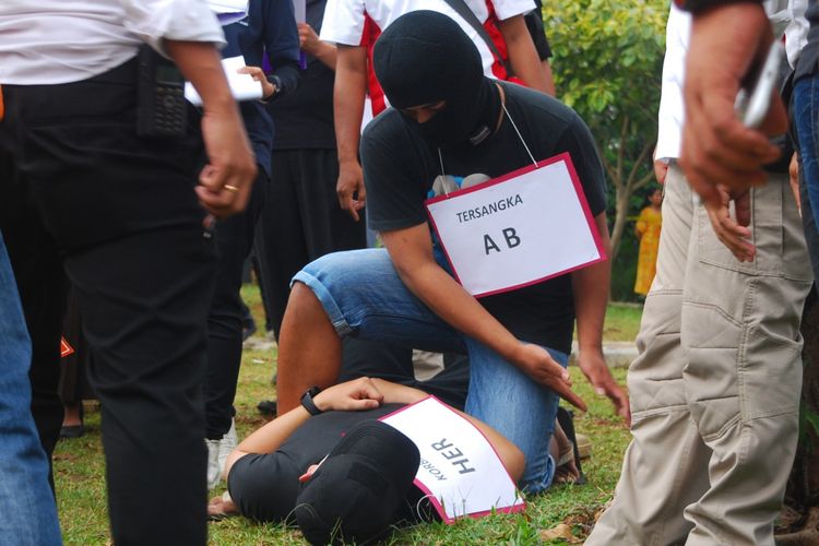 Salah satu tersangka berinisial AB memeragakan salah satu adegan dalam kasus tewasnya siswa SMA Budi Mulia bernama Hilarius (15) dalam duel ala gladiator atau istilah bom-boman, di Taman Palupuh, Kota Bogor, Senin (25/9/2017).